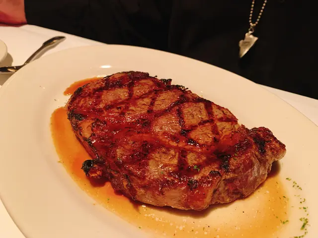 肉眼牛扒16oz 配 深海龍蝦尾