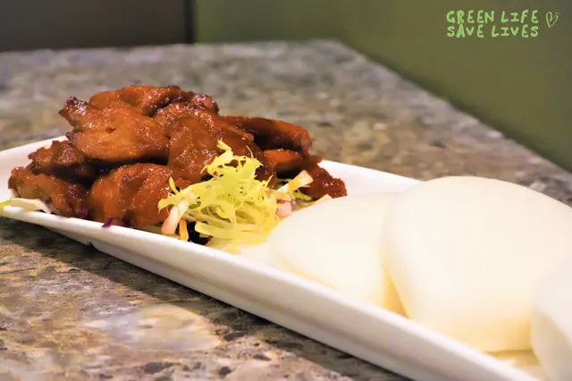 招牌叉燒包-作為招牌菜的叉燒包簡直「無得彈」，是必點的菜！新鮮出爐的蒸包軟綿綿的，夾上甜叉燒，使得心靈馬上被幸福填滿。又白又軟的叉燒包真是耐看且耐吃。