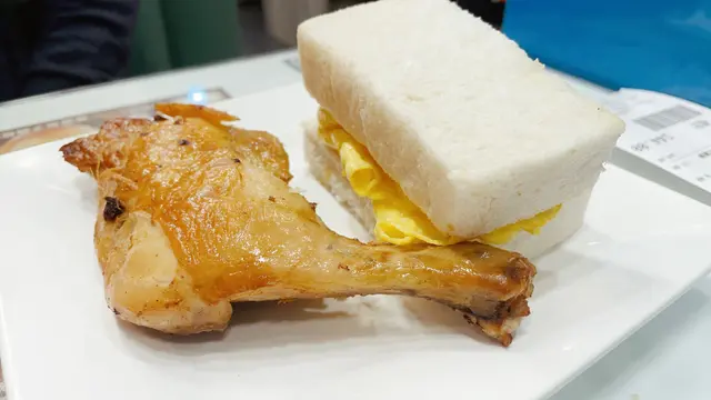 炒蛋厚多士配雞髀