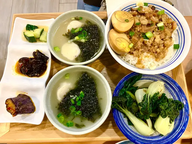 滷水蛋滷肉飯定食 