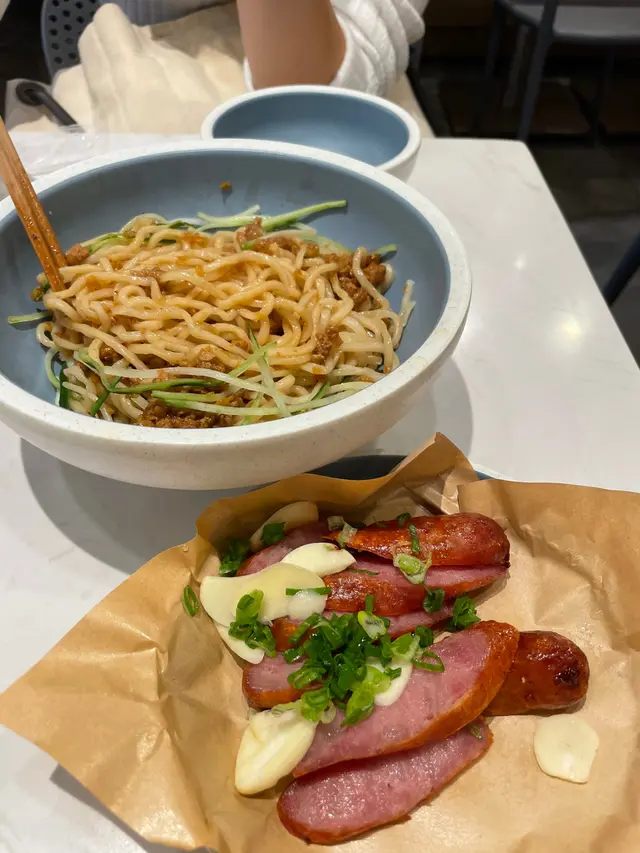 肉燥拌麵、台灣小香腸