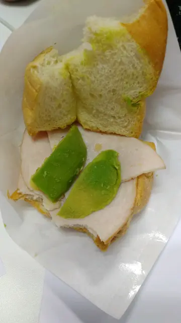 牛油果鸡肉三文治