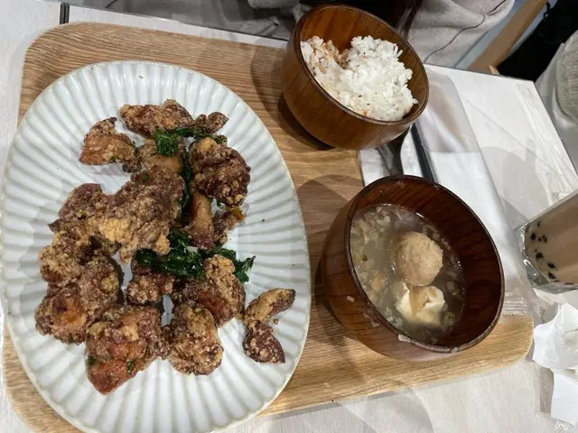 吃一口饞食堂珍珠奶茶(+$20)+嘗一啖鹽香脆的鹽酥雞，仲唔係台灣夜市的標準配搭?我懷念當年去台灣旅行，單純而美好的小幸福，不過隻雞的樣子就...嗯...熄左燈都是一樣的。