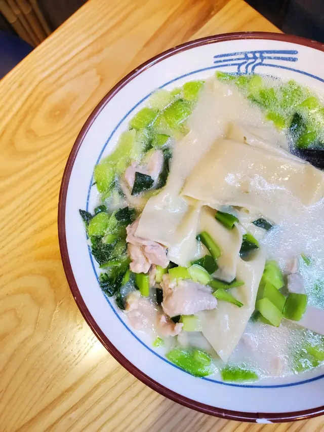 嫩雞白布湯闊麵