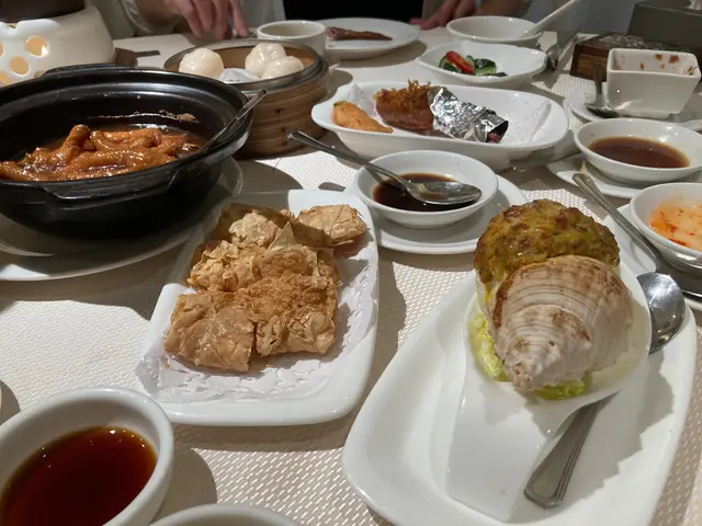 法式鵝肝焗響螺、鮮蝦腐皮卷、鮑魚汁鳳爪