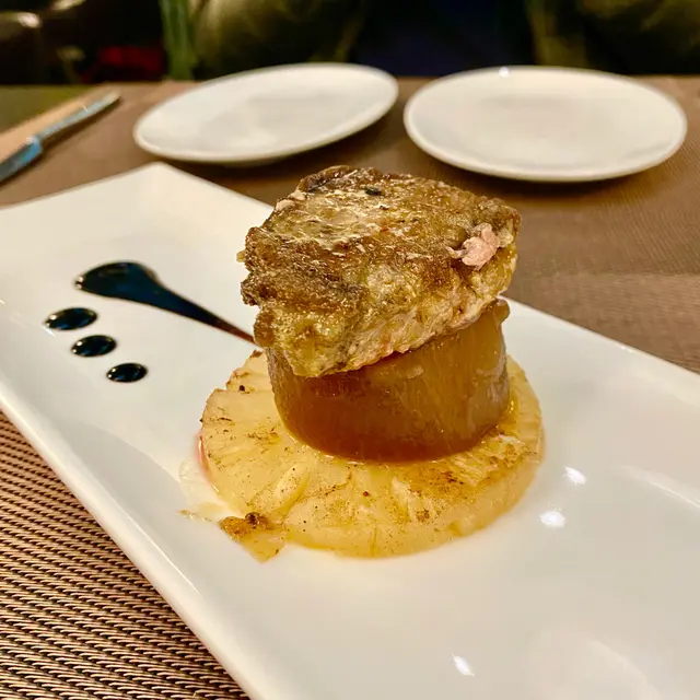 煎鵝肝配日式蘿蔔及菠蘿