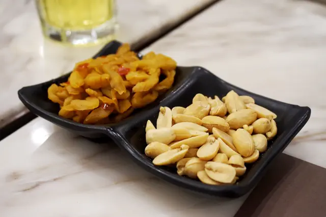 鹹脆花生、香辣菜脯