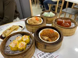   新年期間，喺屋企食得蘿蔔糕多都悶，落街近近哋喺元朗市中心搵食，行咗幾個圈，間間門口都排滿人，咁啱經過依間有人埋單行出嚟，我哋即刻狗衝入去食，成功即坐低唔洗等 位。 依間以前叫「東哥點心」，之後又易咗手改名叫「正點」， 無幾耐前又改咗名叫「亮點」。之前兩間都食過，平民點心小店嚟講質素唔錯😎 一直都試近開依蟹籽燒賣皇（$26）、鮮蝦菜苗餃（$24）、黑椒金錢肚（$24）、蠔皇鮮竹卷（$18）、蜜汁叉燒腸（$22）、紅棗千層糕（$18） 