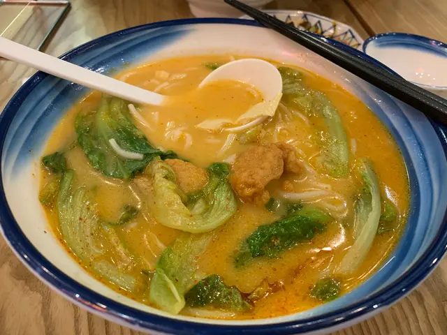 麻辣中辣豬骨湯米線(花枝丸,生菜)