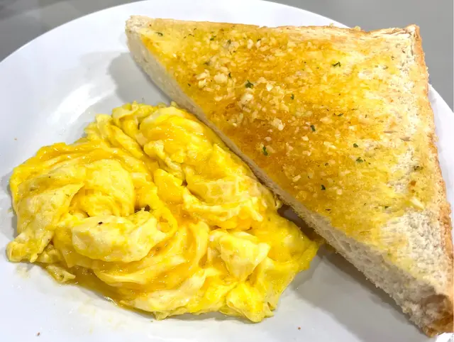 跟蕃茄濃湯通粉餐配嘅蒜蓉厚多士