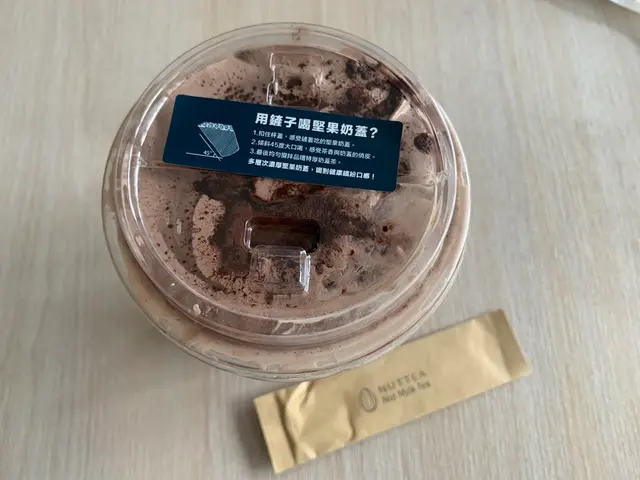 附上木鏟用來鏟起堅果奶蓋品嚐