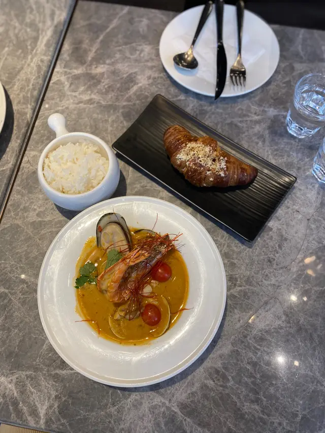 冬蔭龍蝦汁燴海鮮配白飯