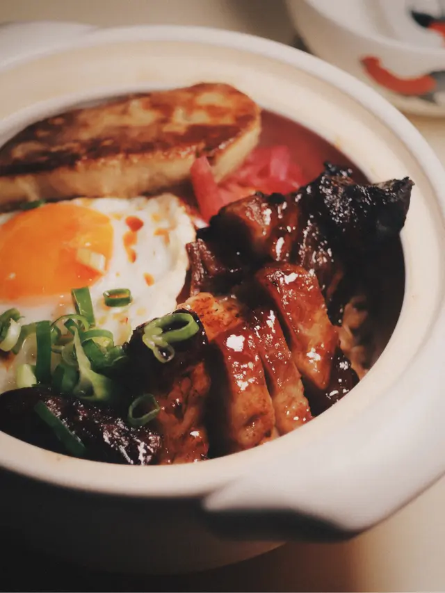 配煎日本太陽蛋、紅洋蔥漬、香噴噴香蔥豬油撈飯 (加配煎西班牙肥鵝肝)