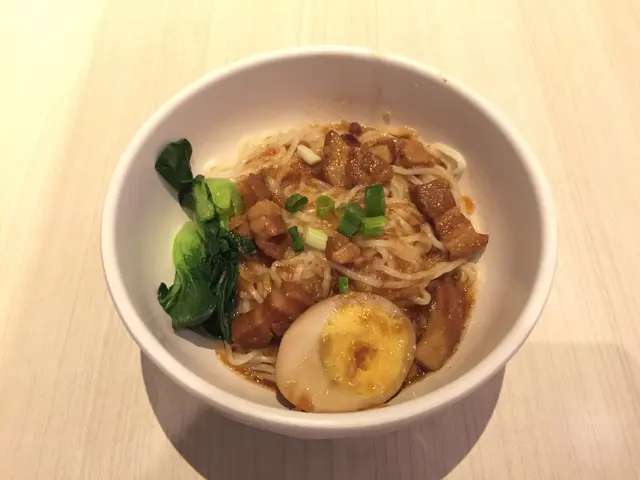 炸雞翼肉燥乾拌麵