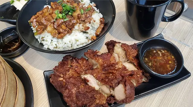 茶燻煎軟雞配滷肉菜飯