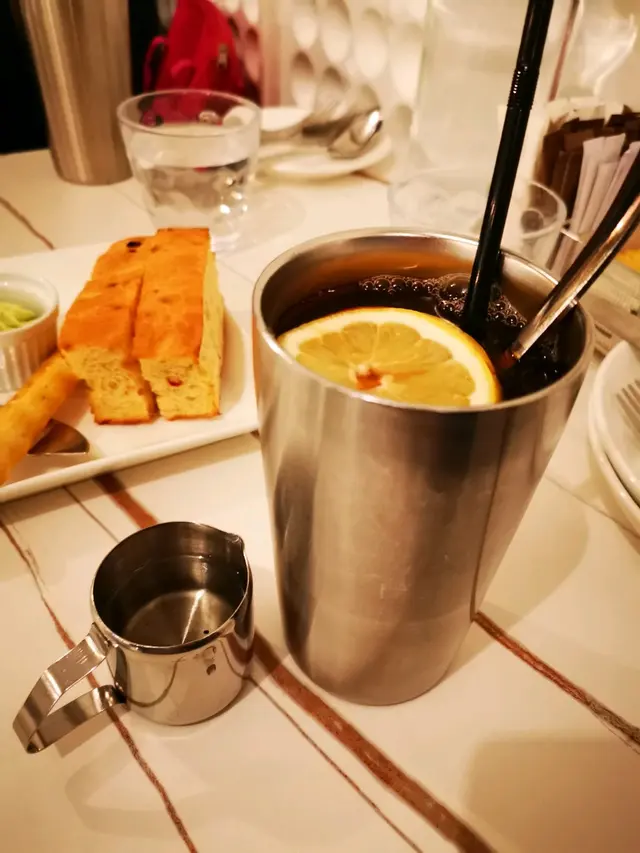 西餐廳的凍檸茶,可自加糖水