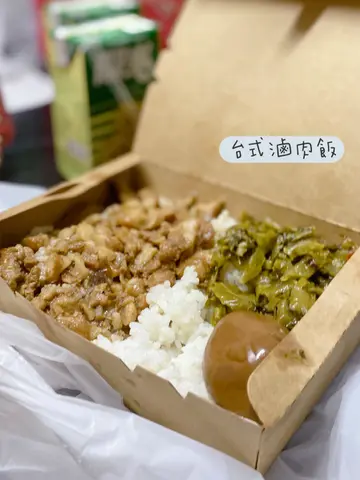 卤肉饭配台式香肠