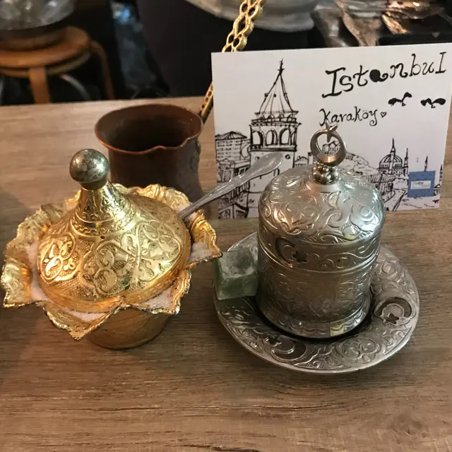 土耳其是沙漠地方,當地人煮咖啡會在戶外熱沙上。老闆娘親自教了我和另一位食客,然後再由我們教我的同行朋友。最後她煮出來的是最好。呵呵!證明我們這些小老師教得非常好呢!老闆還給了一顆土耳其糖果做咖啡伴的糖果,原來這款糖果好甜,但配上苦的咖啡就變得非常味美。
