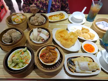 薑葱牛栢葉,牛肉球,准山雞扎,蝦餃皇,燒賣皇,鮮蝦炸雲吞,炸蝦角,鮮蝦腸,豉汁鳳爪