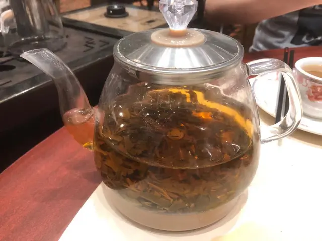 稻香既職員話呢個茶壺唔系用黎沖茶,系打邊爐加湯用 ,真系吹脹