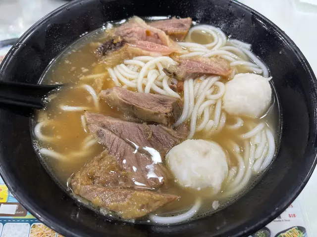 金牌牛腩拼墨魚丸麵