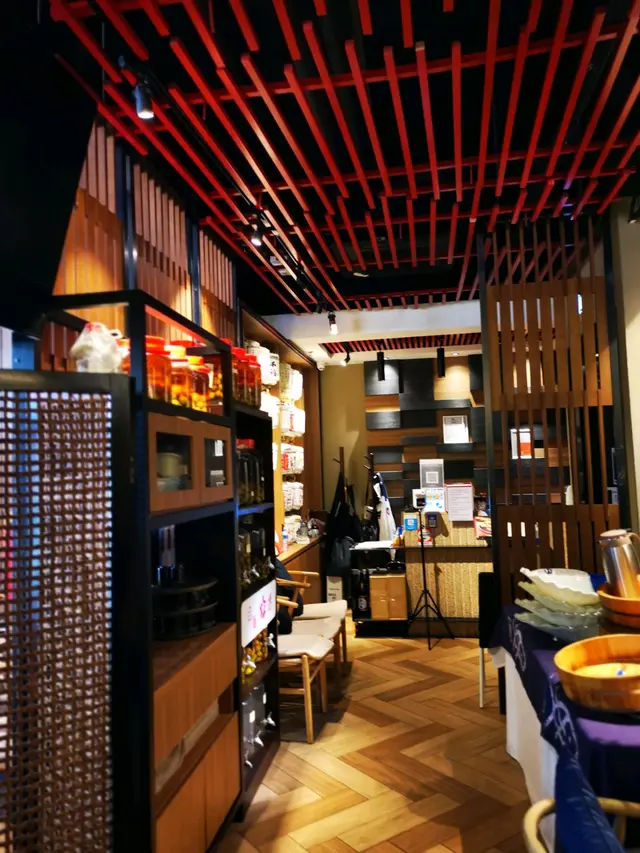 餐廳門面及收銀處,裝修充滿木元素