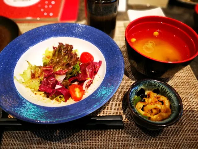 跟套餐的三種食物,是日小食是海蜇