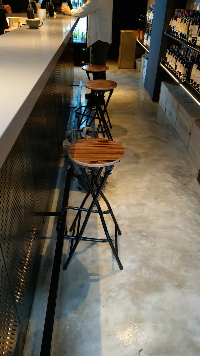 這裡昏暗的格局較似酒吧，其實是咖啡吧！