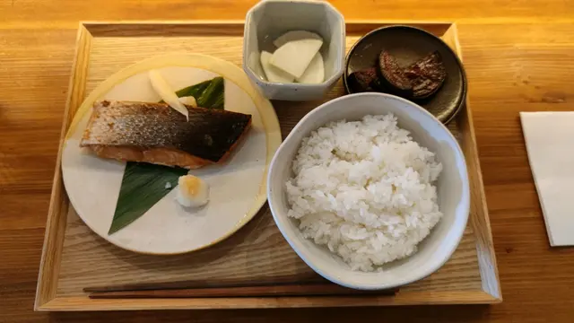 三文魚有清新既柚子香，半熟既肉質十分嫩滑，配菜新鮮簡單