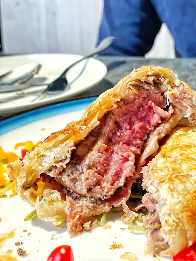 沒想到在冰室都可以食到這款英國經典名菜,今次選擇五成熟,裡面還有風乾火腿和鵝肝醬包著牛柳,肉質軟滑同時又增加了鹹香味,不用點任何醬汁已經很夠味道,而且即叫即焗,保持原汁原味!