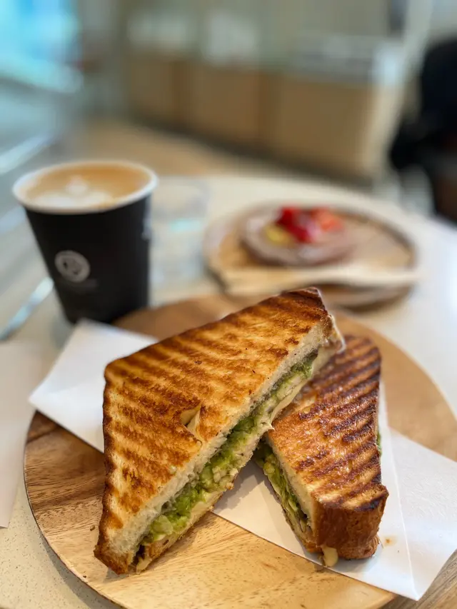 牛油果雞肉三文治