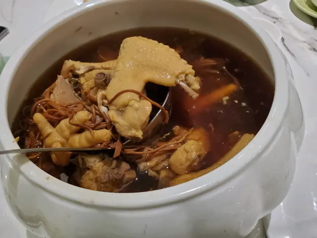 蟲草花翅羣燉雞腳湯