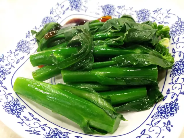 芥蘭菜新鮮，吃到菜的鮮甜味之餘，也吃到爽脆的口感。份量適中，如兩至三人分享一碟，份量剛剛好。雖然油菜只是加$8，但食店對蠔油亦毫不吝嗇，有一定的份量，也許，我平常食菜都不需要太多調味，故那蠔油的份量，對我來說比較多。不過，只要你不把它撈起，還是可以在控制範圍之內呢！大不了放入湯冼冼，無傷大雅。