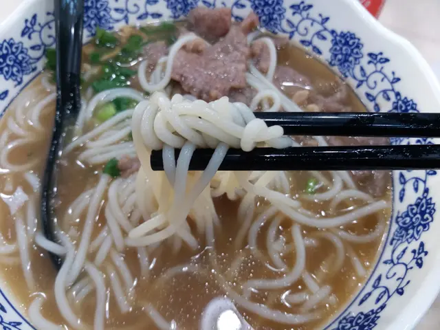 我跟家人分別各點了灼滑牛肉米線，一碗是原味，一碗可免費加腩汁。粉麵送來的時候，蔥花也是分開上的，這是我最欣賞的安排呢！先說那些米線吧！生熟度恰度好處，米線不會太熟，還保留那份少少的煙韌口感，這就不能不讚這裡的師傅煮粉麵的功架真的不錯，加上那選料的職員也是功不可沒呢！至於那滑牛肉呢！真的是滑，有少許牛味，每碗約有六、七片左右，份量都不算少。