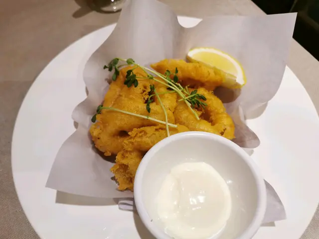 酥炸魷魚圈配檸檬沙律汁