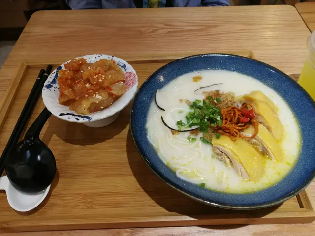 桃膠椰子雞湯米線 & 油醋海蜇花