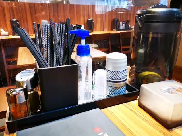 每枱除了餐具調味料外,更提供消毒酒精、紙巾及一壺凍水