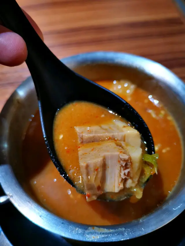 香辣的湯底內同樣有幾塊豬肉