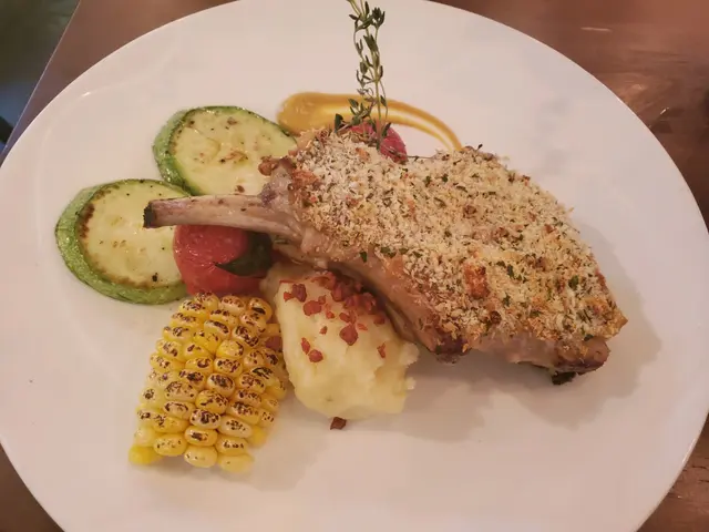 豬斧頭扒配蒜蓉汁