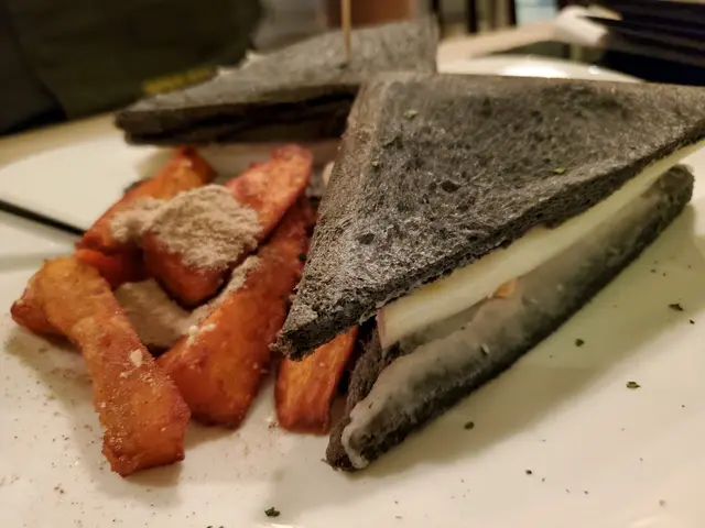 芋泥奶凍吐司配甘梅薯條