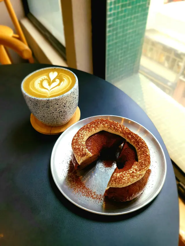 Mocha Bagel ($58) & Hojicha Latte ($50)
