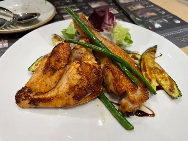 迷迭香白酒檸檬牛油燒徇雞配松露薯蓉