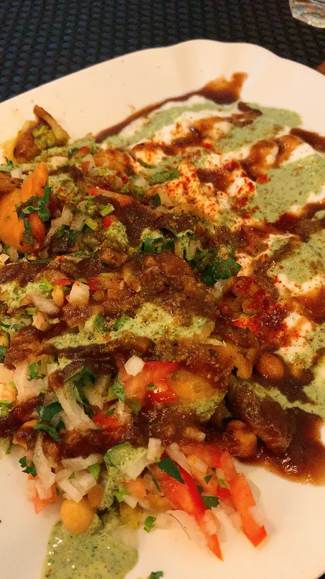 切左小件嘅咖喱角,配上雜菜沙律,薄荷醬,乳酪,非常好開胃好味