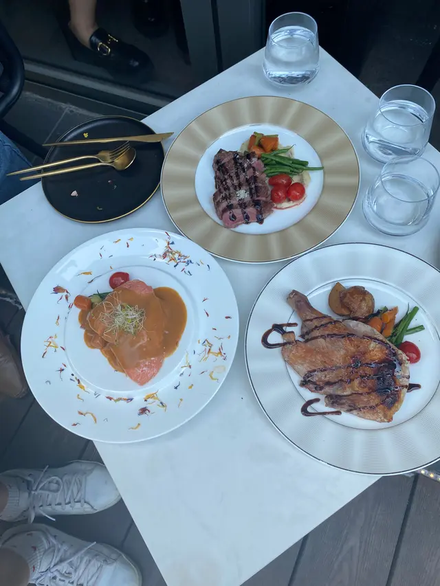 52°C Slow-cooked Salmon慢煮三文魚🐟/ Sliced Australian M5 Wagyu Sirloin Steak澳洲M5和牛沙朗扒/ Roasted Free-range Spring Chicken 烤無骨春雞