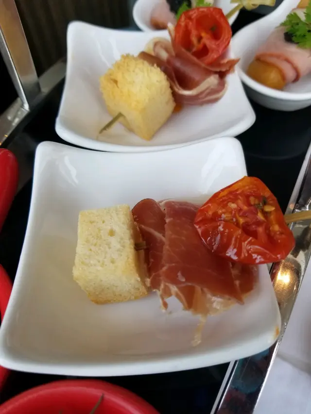 黑毛豬風乾火腿配半熟蕃茄