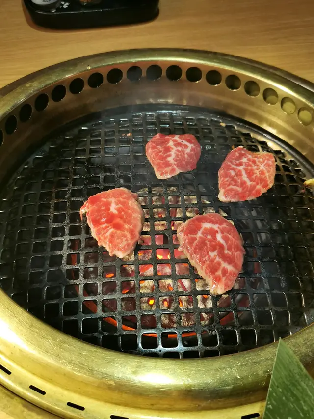 非常熱，包圍烤爐的小圓洞能吸走油煙