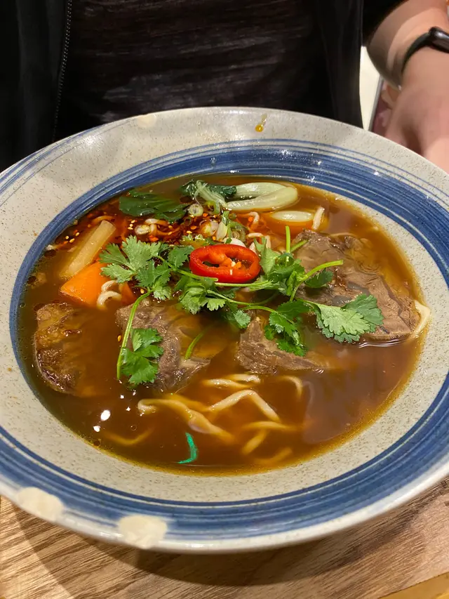 麻辣紅燒腱心牛肉麵