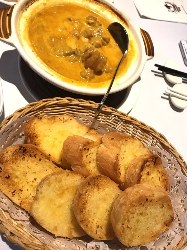 咖哩牛腩煲 配 焗蒜蓉法包