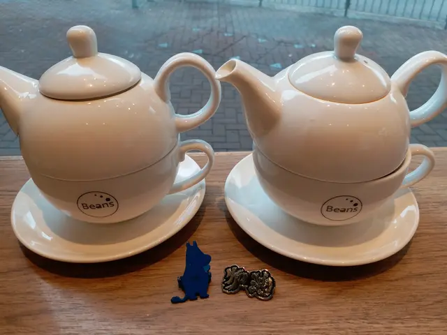 左: 蘋果肉桂茶, 右: 自家製龍蝦海鮮濃湯