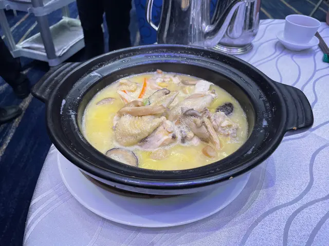 濃湯清遠雞泡花膠扒